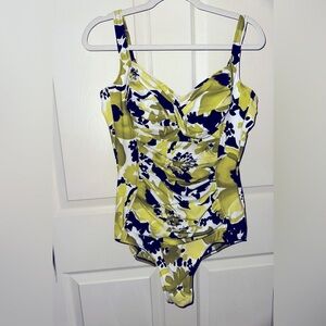 Miraclesuit Green and White floral one piece swimsuit 16 beach summer vacation